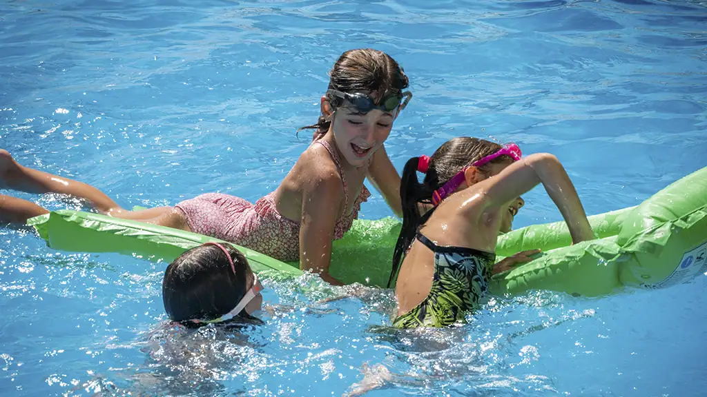 Niños en piscina